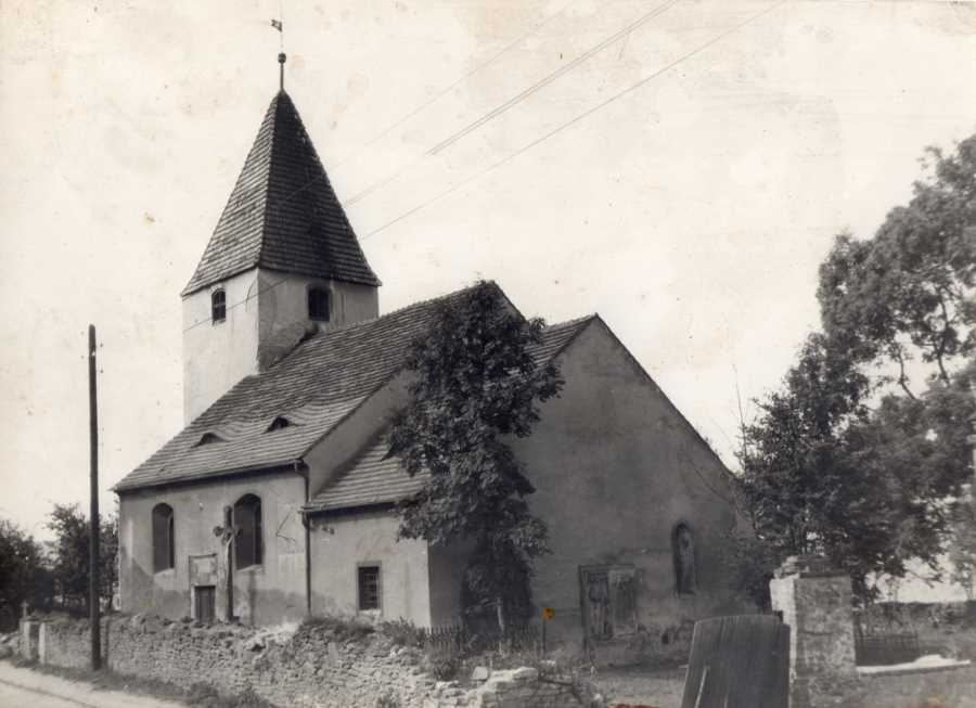 Fotografia zabytkowego Kościoła w Łażanach lata 80 te XX wieku
